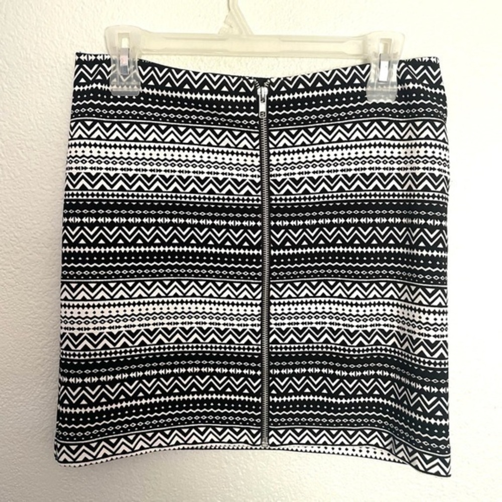 FOREVER 21 black and white Aztec print front zip mini skirt size large